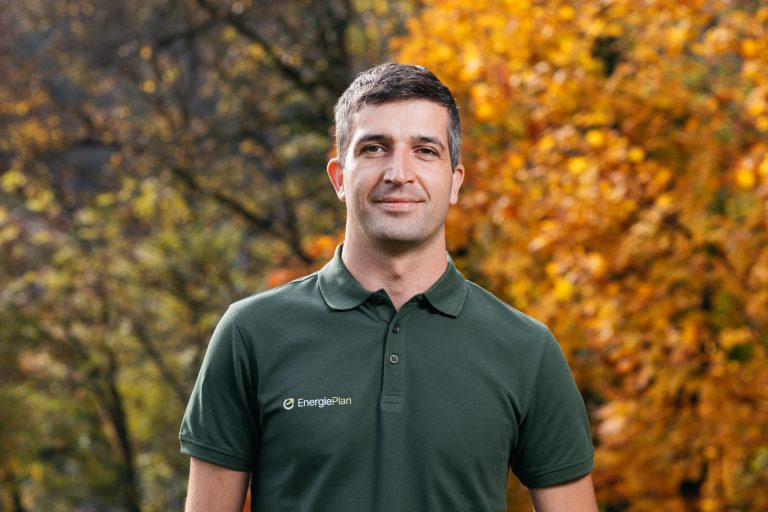 Energieberater Simon Melzer in einem grünen Polohemd mit der Aufschrift EnergiePlan
