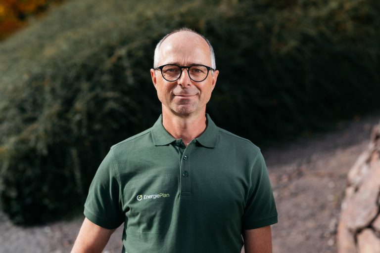 Energieberater Ronald Karsch in einem grünen Polohemd mit der Aufschrift EnergiePlan